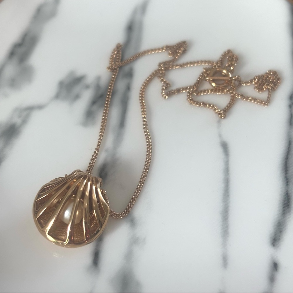 Avon Gold Tone Pearl Shell Pendant Necklace Woman’s Dainty Beach Ocean Jewelry